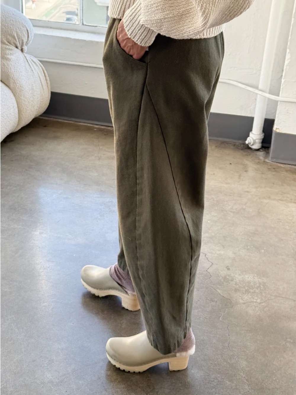 Le Bon Shoppe Arc Pant in Olive - Picture 3 of 8